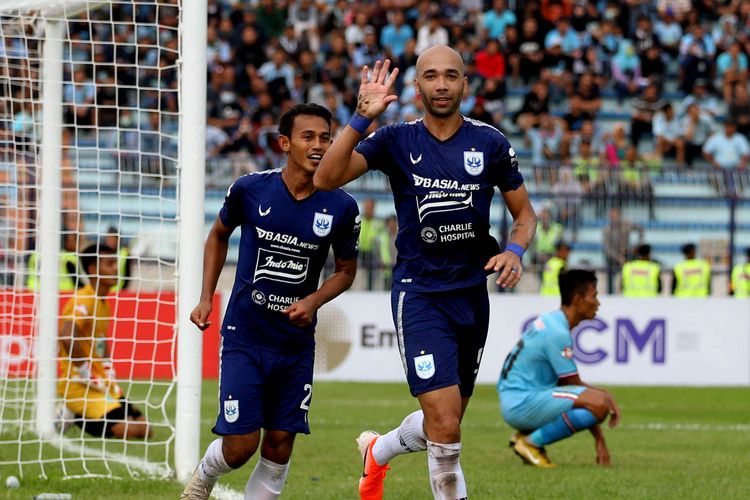 Pemain asing PSIS Semarang Bruno Silva mencetak gol ketiga ke gawang Persela Lamongan pada pekan kedua Liga 1 2020 yang berakhir dengan skor 2-3 di Stadion Surajaya Lamongan, Jawa Timur, Sabtu (07/03/2020) sore.