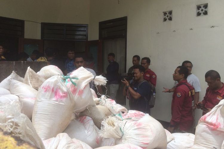 Aparat Subdit I Reskrimum Polda Maluku menggagalkan upaya penyelundupan 130 karung atau sebanyak 4 ton batu cinabbar yang akan diselundupkan ke luar Maluku, Kamis (11/1/2018)