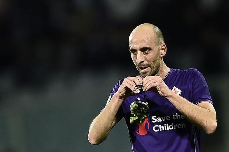 Gelandang Fiorentina, Borja Valero, menjalani partai kontra Lazio pada ajang Serie A di Stadion Artemio Franchi, 9 Januari 2016.