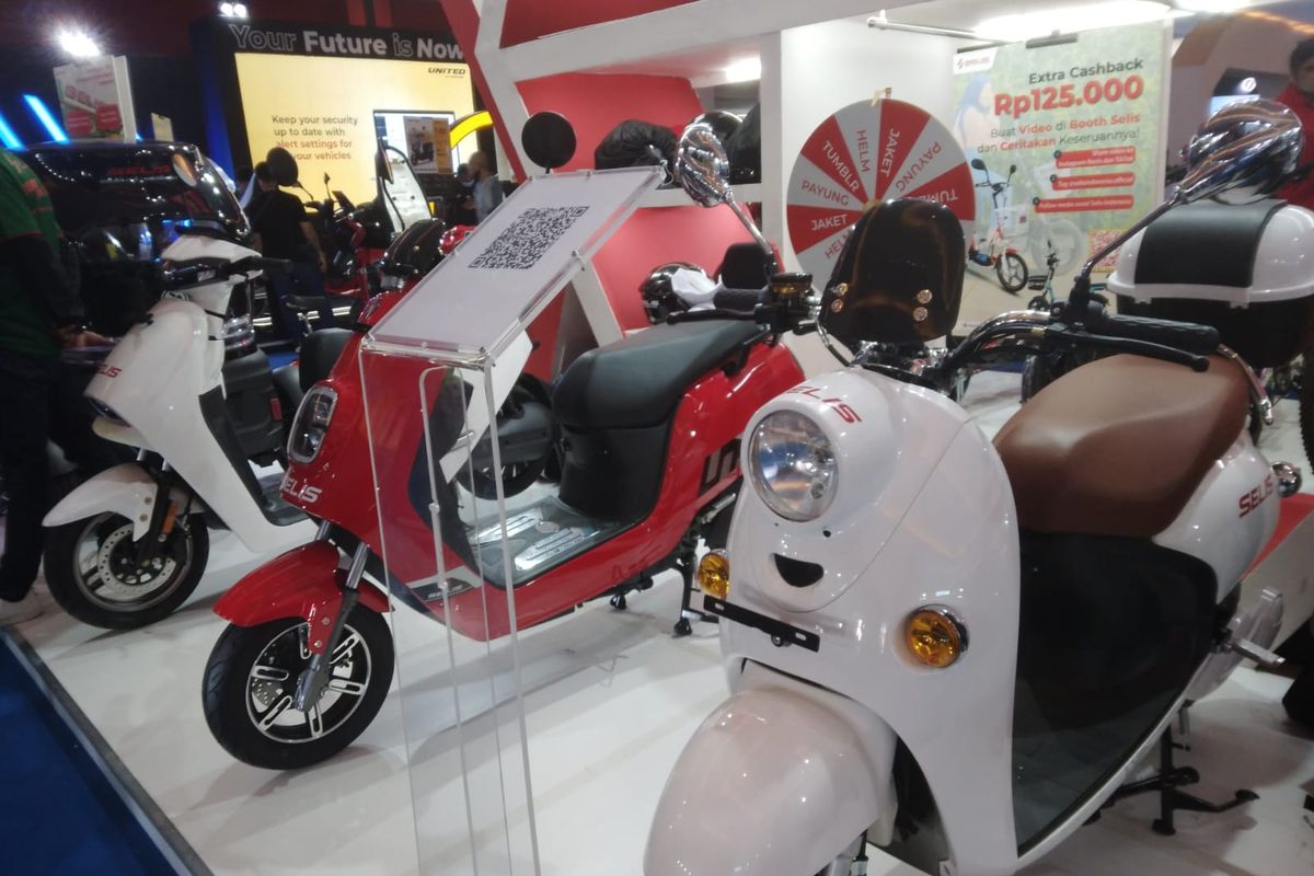 Jajaran sepeda Motor Listrik Selis di IIMS 2023