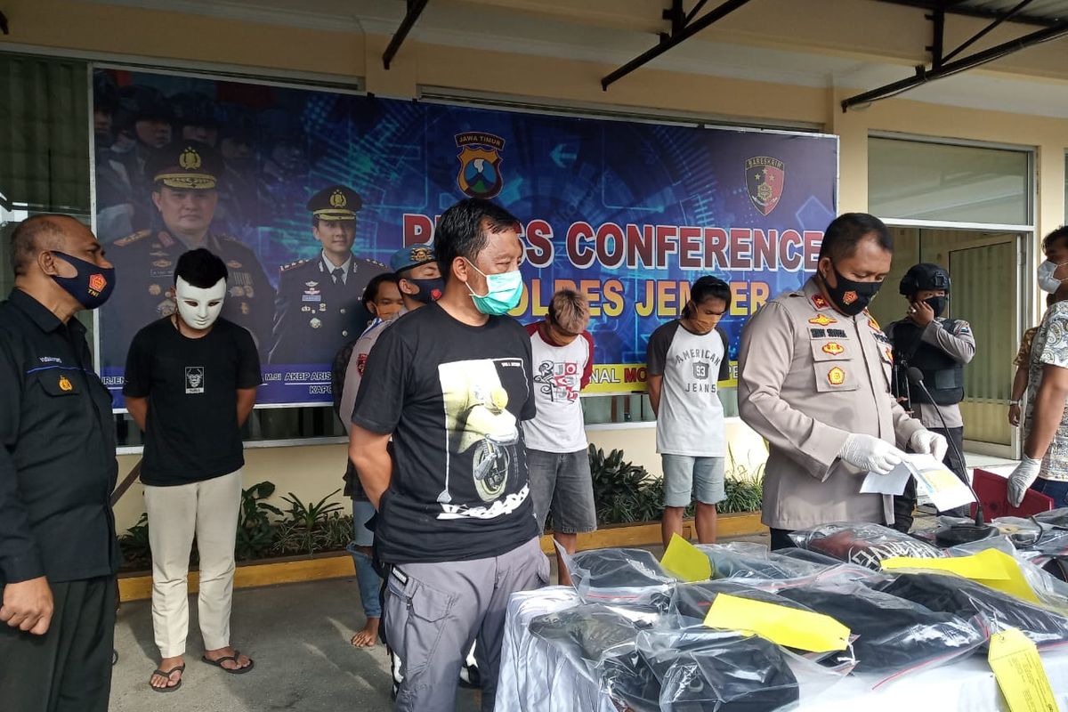Polres Jember menetapkan lima tersangka perusakan kantor DPRD Jember saat demo menolak UU Cipta Kerja.
