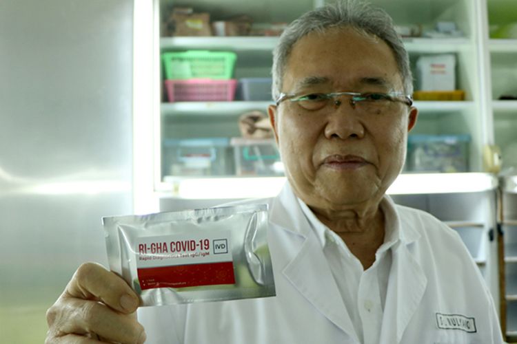 Prof. Mulyanto Kepala Laboraturium Hepatika Bumi Gora, Kota Mataram NTB, menunjukkan RI-GHA Covid19 , sebuah alat rapid tes buatannya. Rapid tes dengan harga murah Rp 75.000 per bijinya. Siapapun bisa melakukan rapid tes sendiri dengan cepat, karena dalam jangka waktu 15 menit kita sudah mendapatkan hasilnya.