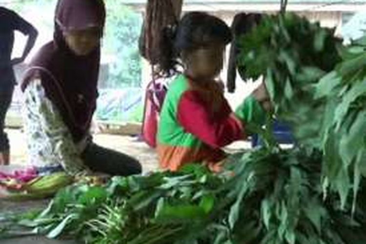 Lima anak yatim piatu di Polewali Mandar, Sulawesi Barat, terpaksa berjualan sayur-mayur sambil mendorong gerobak keliling kampung sejak kedua orangtuanya yang meninggal dunia beberapa tahun lalu.