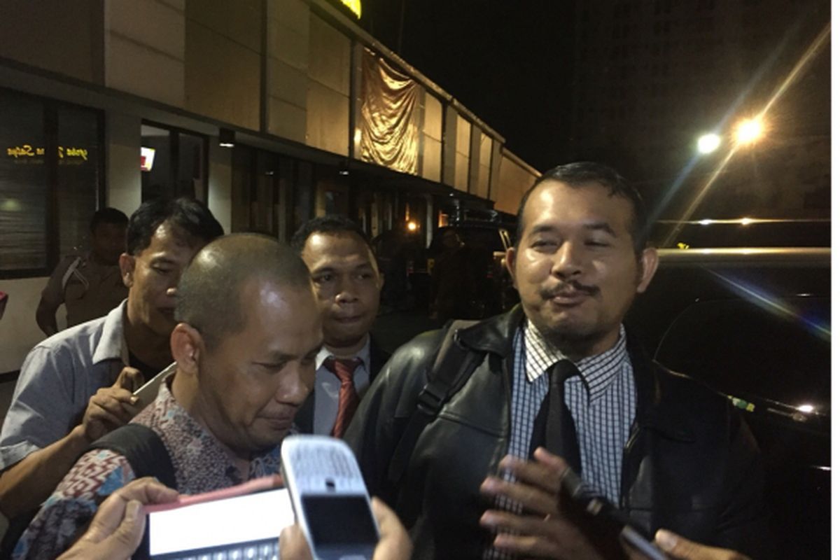 Harry Prianto, Mantan Sekda Depok (kiri) di Polresta Depok, Jalan Margonda Depok, Rabu (12/9/2018).