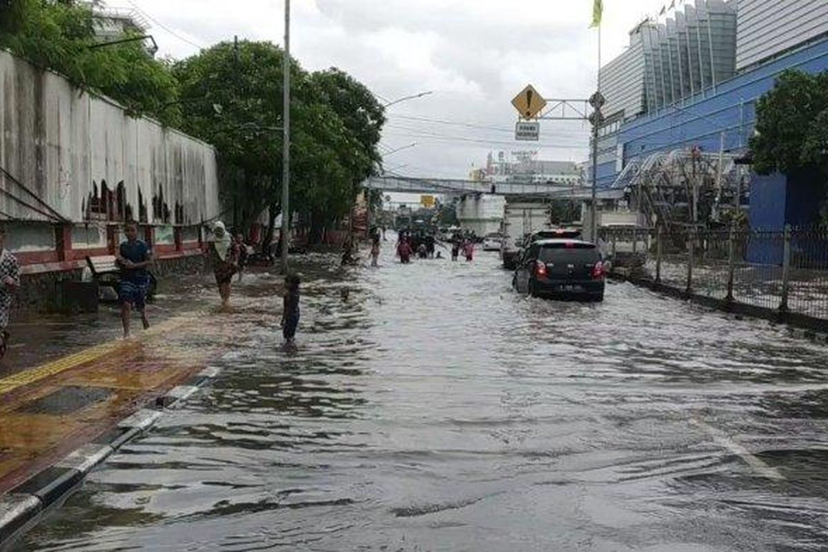 ILUSTRASI Banjir di Jalan Gunung Sahari, Pademangan, Jakarta Utara, masih terendam banjir pada Selasa (25/2/2020) sore.
