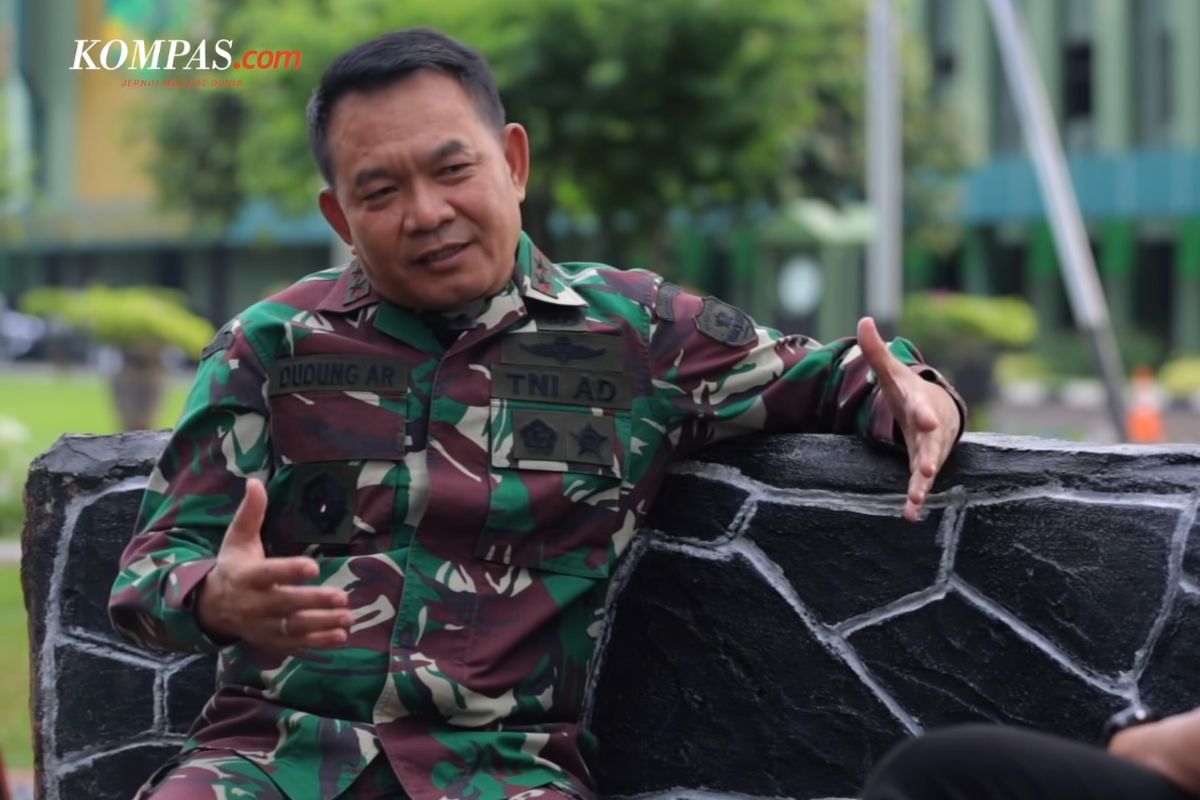 Panglima Kodam Jaya Mayjen TNI Dudung Abdurrachman saat berbincang dengan Pemimpin Redaksi Kompas.com Wisnu Nugroho dalam tayangan BEGINU S2 EPS6: Dudung Abdurachman, Loper Koran dan Keberanian Bersikap Jenderal TNI di Kanal YouTube Kompas.com.