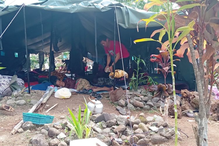 Sejumlah warga mengungsi di areal pekuburan di Desa Nagrak, Cianjur, Jawa Barat, pascagempa magnitudo 5,6.