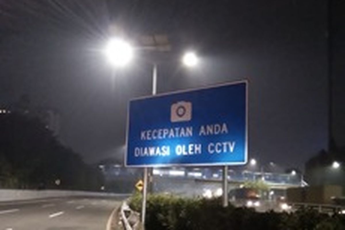 Rambu jaga kecepatan di jalan tol dan diawasi CCTV