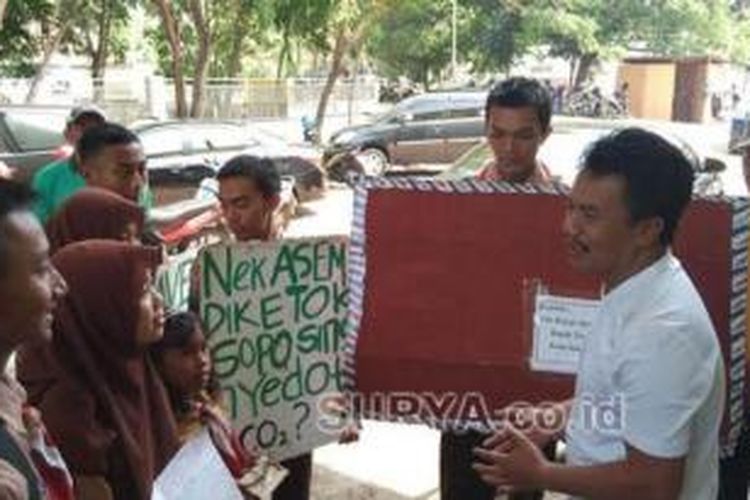 Sejumlah pelajar saat menyerahkan 600 lembar surat protes yang dibungkus amplop jumbo kepada Bupati Nyono Suharli (kaus putih)