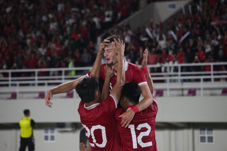 Pemain timnas U23 Indonesia, Ivar Jenner (tengah), merayakan gol ke gawang Turkmenistan pada laga pamungkas Grup K Kualifikasi Piala Asia U23 2024 di Stadion Manahan, Solo, pada Selasa (12/9/2023) malam WIB. Timnas U23 Indonesia menang 2-0 dan lolos ke putaran final Piala Asia U23 2024 di Qatar.