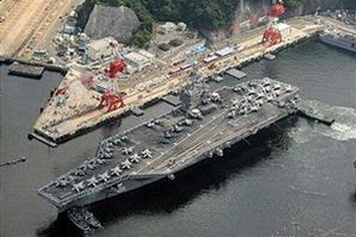 Kapal induk bertenaga nuklir  USS George Washington tiba di pangkalan angkatan laut AS di Yokosuka, perfektur Kanagawa, 25 September 2008