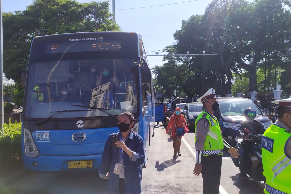 Sejumlah penumpang Trans Jakarta memilih turun di jalan dibandingkan di Halte Harmoni, pasalnya kemacetan bus terjadi cukup panjang di Simpang Harmoni pada Kamis (2/12/2021). 