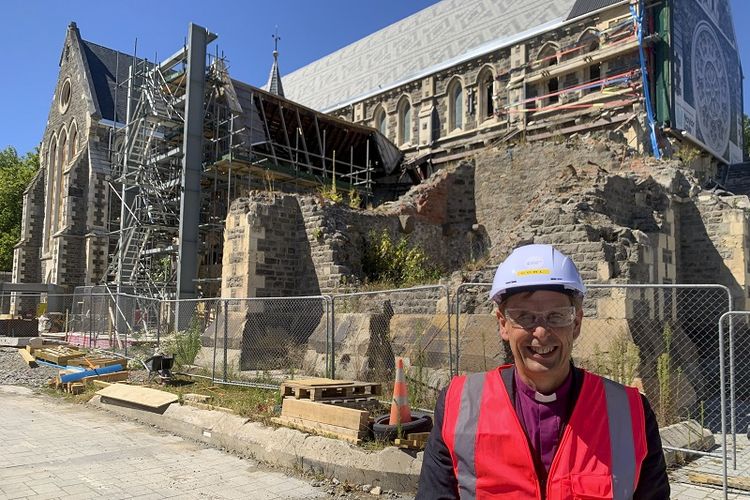 Peter Carrell, uskup Anglikan Christchurch, berdiri di luar gereja yang terdampak gempa bumi 2011 yang merusak Katedral Gereja Kristus di pusat Christchurch, Selandia Baru pada 11 Februari 2021.