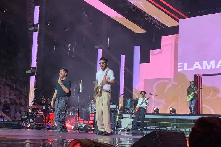 Grup band indie .Feast menyanyikan 10 lagu teranyarnya sebagai pembuka di Allo Bank Festival 2022 hari ketiga di Istora Senayan, Jakarta Pusat, Minggu (22/5/2022).
