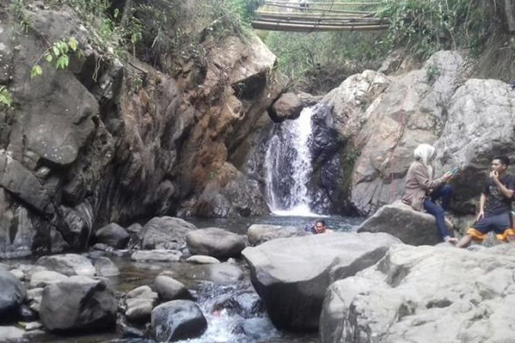 Curug Putri Kencana adalah salah satu wisata alam di Kabupaten Bogor, Jawa Barat.