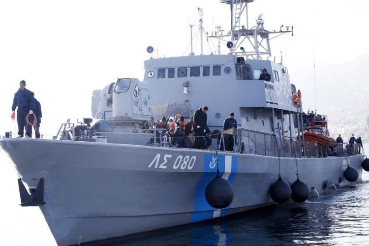 Kapal Penjaga Pantai Yunani ketika melakukan pencarian di Agathonisi. Sebuah kapal yang mengangkut 21 orang migran terbalik di sana.