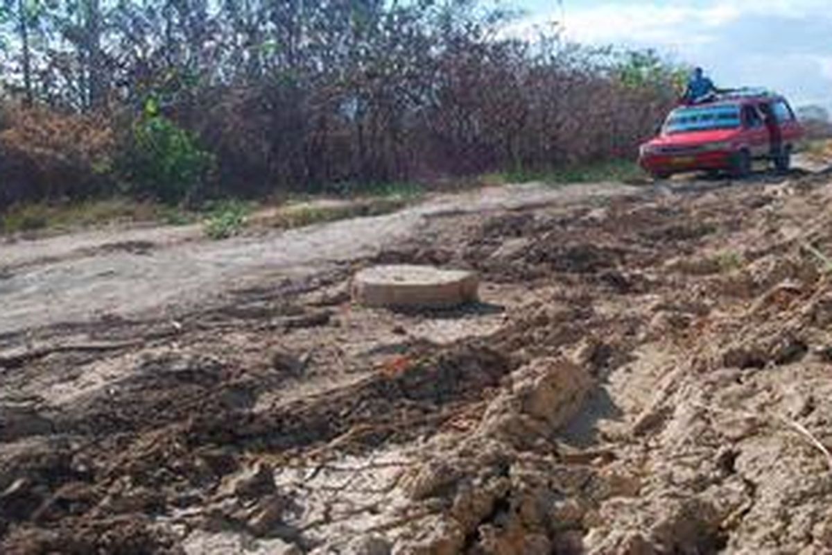 Sebuah mobil angkutan umum melewati jalan penghubung Desa Batu Putih - Saumlaki, Pulau Yamdena, Kabupaten Maluku Tenggara Barat, Maluku, yang rusak parah, Rabu (14/11/2012). Infrastruktur yang sangat terbatas menyebabkan pergerakan ekonomi masyarakat di pulau tersebut terhambat. Setiap musim penghujan, warga sama sekali tidak dapat melewati jalan itu menggunakan kendaraan bermotor.

