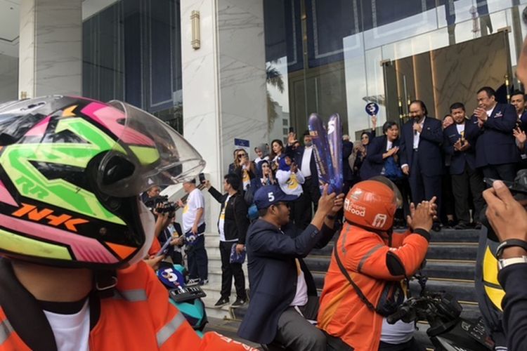 Ketua Umum Partai Nasdem Surya Paloh melepas iring-iringan ojek online yang menghantarkan pendaftaran bacaleg Nasdem ke kantor KPU. Parade dimulai dari Nasdem Tower, Gondangdia, Menteng, Jakarta, Kamis (11/5/2023). 