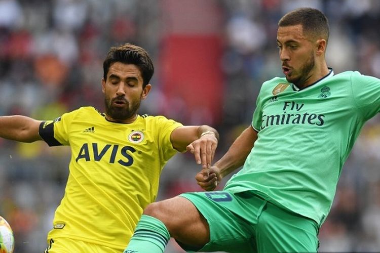 Gelandang Fenerbahce, Alper Potuk (kiri), dan pemain Real Madrid Eden Hazard memperebutkan bola pada laga Audi Cup antara Real Madrid dan Fenerbahce di Muenchen, pada 31 Juli 2019.