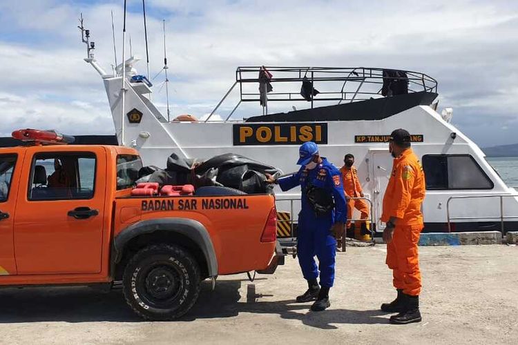 Tim SAR gabungan bersiap melakukan pencarian terhadap seorang anggota TNI yang hilang di peraiaran Buru Selatan, Maluku, Rabu (17/6/2020)