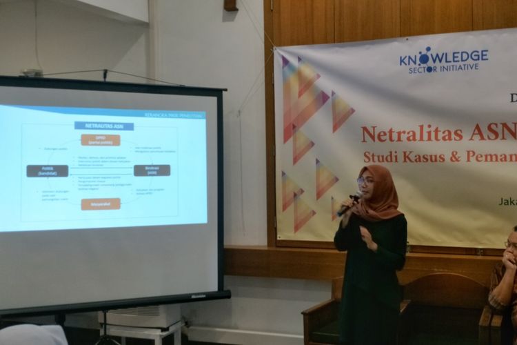 Peneliti Komite Pemantauan Pelaksanaan Otonomi Daerah (KPPOD) Aisyah Nurrul Jannah saat memaparkan hasil penelitian terkait netralitas ASN jelang Pilkada 2018, di kawasan Cikini, Jakarta Pusat, Minggu (24/6/2018).