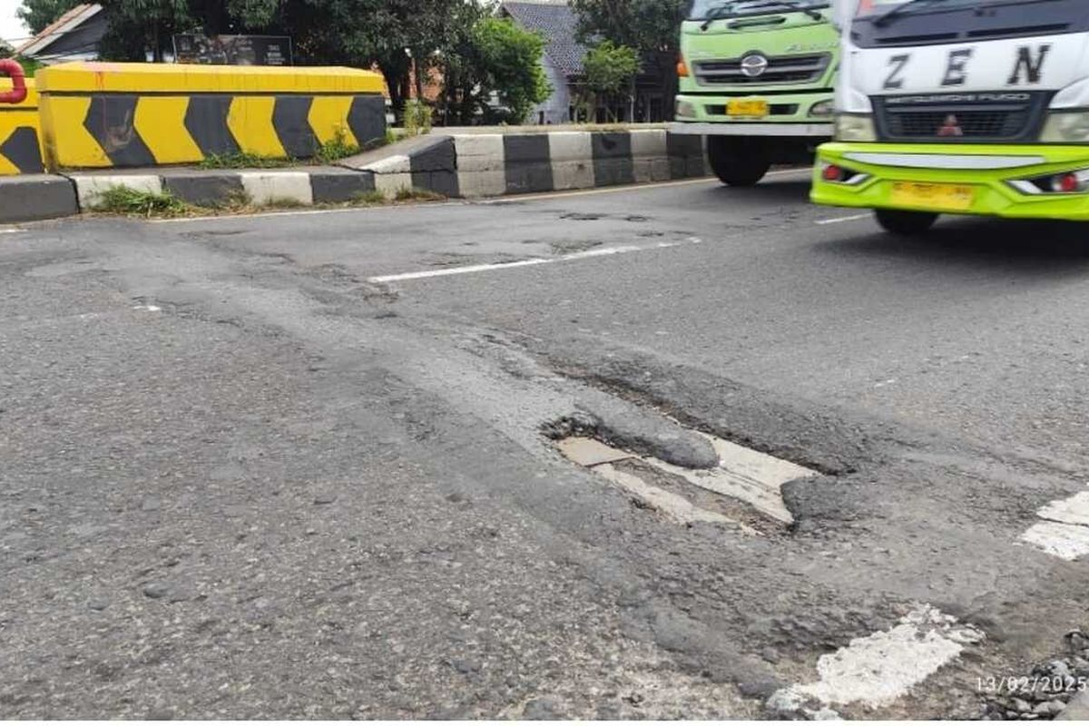 kondisi aspal berlubang hingga plat besi di jembatan kecamatan Losari Kabupaten Cirebon beberapa jarak dengan perbatasan Jawa Barat Jawa Tengah ditemukan Kompas.com pada Kamis (13/2/2025) pagi.