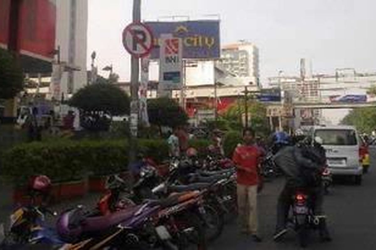 Puluhan sepeda motor masih parkir di pinggir jalan, tepatnya di depan Lindeteves Trade Centre, Glodok. Padahal kebijakan parkir off street baru saja dijalankan.