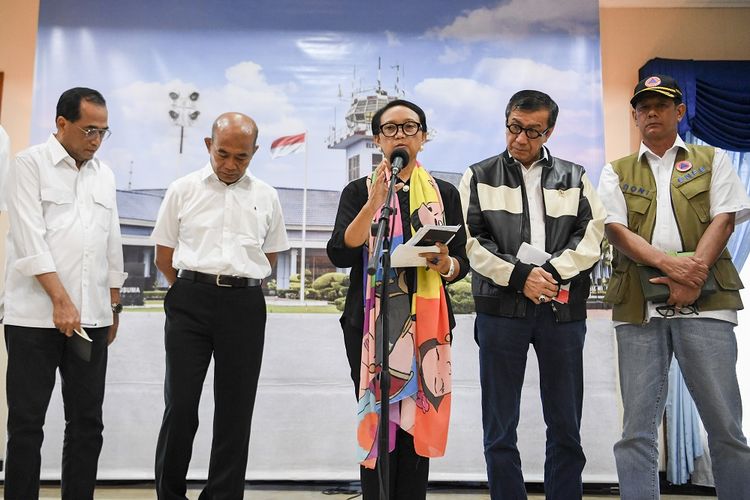 Menteri Luar Negeri Retno Marsudi (tengah) didampingi Menko PMK Muhadjir Effendy (kedua kiri), Menteri Hukum dan HAM Yasonna Laoly (kedua kanan),  Menteri Perhubungan Budi Karya Sumadi (kiri) dan Kepala BNPB  Letjen TNI Doni Monardo (kanan) memberikan keterangan pers seusai menggelar rapat terbatas dengan Presiden Joko Widodo di Lanud Halim Perdanakusuma, Jakarta, Minggu (2/2/2020). Pemerintah Indonesia memberlakukan larangan masuk ke Indonesia terhadap pendatang dari China daratan atau yang sudah berada di China daratan selama 14 hari dan melarang perjalanan Warga Negara Indonesia (WNI) ke China serta menghentikan kebijakan bebas visa kunjungan bagi warga negara China untuk mencegah masuknya Virus Corona ke Indonesia. ANTARA FOTO/Hafidz Mubarak A/foc.