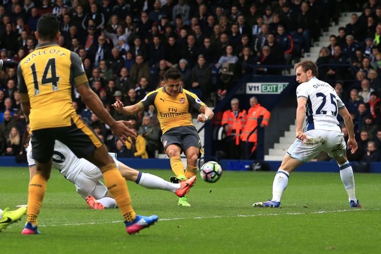 Penyerang Arsenal asal Cile, Alexis Sanchez (tengah), melepaskan tembakan untuk mencetak gol ke gawang West Bromwich Albion pada pertandingan Premier League di Stadion The Hawthorns, West Bromwich, Sabtu (18/3/2017).