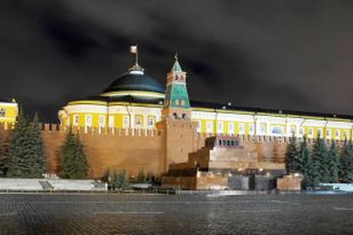 Mausoleum Lenin (paling depan) di Moskwa, Rusia.