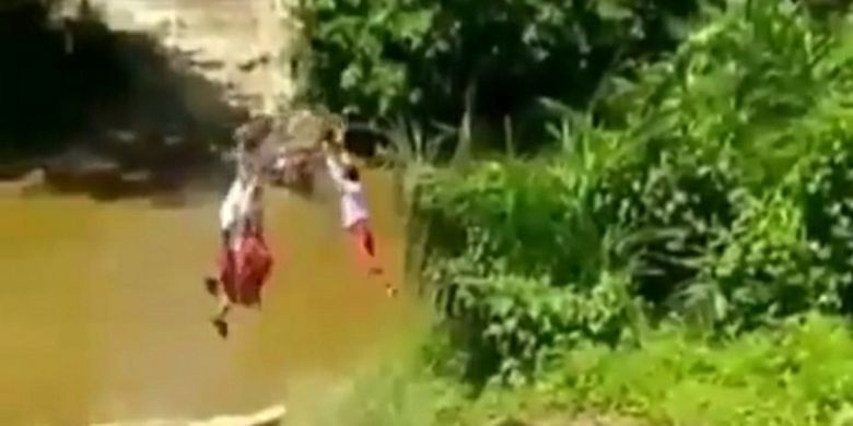 5 Fakta Video Viral 3 Bocah SD Berseragam Merah Putih Bergelantungan  Seberangi Sungai Halaman all - Kompas.com