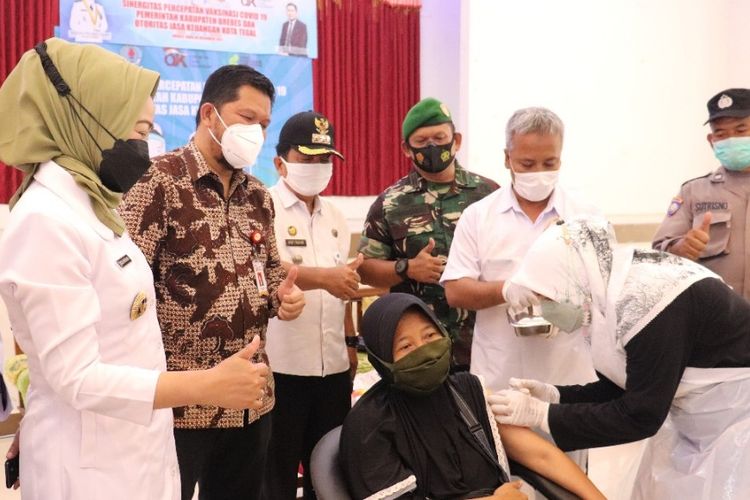 Bupati Brebes Idza Priyanti meninjau kegiatan vaksinasi di Gedung Islamic Center Jalan Yos Sudarso, Brebes, Rabu (8/12/2021). (Dok. Humas Brebes)