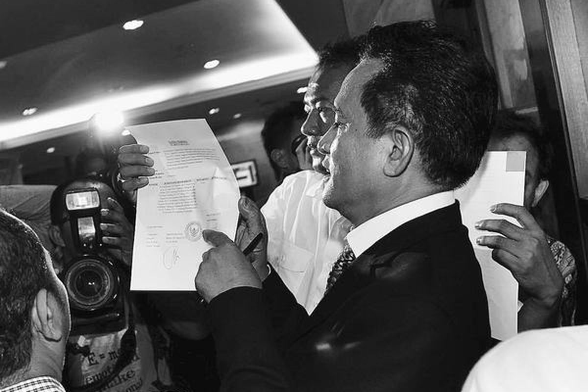 Yusril Ihza Mahendra selaku kuasa hukum yang mewakili rakyat Indonesia mendatangi Mahkamah Konstitusi, Jakarta, Senin (2/4), untuk mengajukan permohonan uji materi atas hasil keputusan pembahasan APBN-P 2012 pada Sidang Paripurna DPR. Yusril mengajukan permohonan pengujian Pasal 7 Ayat (6) dan Pasal 7 Ayat (6a) terhadap UUD 1945.