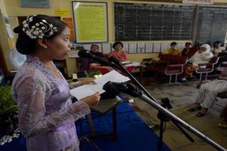 Murid tingkat XII melakukan pidato dengan Bahasa Jawa saat mengikuti ujian praktek muatan lokal Bahasa Jawa di SMA 17, Jalan Tentara Pelajar, Yogyakarta, Senin (4/3/2013). Hasil dari ujian tersebut akan menjadi salah satu penentu kelulusan mereka.

