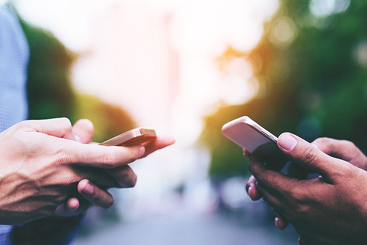 Cara pinjam pulsa Telkomsel dan Indosat lewat SMS, kode UMB, dan aplikasi dengan mudah