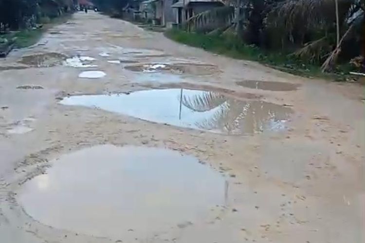 Jalan di Buton Utara 36 Tahun Tak Diaspal: Rawan Kecelakaan, Jika Hujan Seperti Sungai