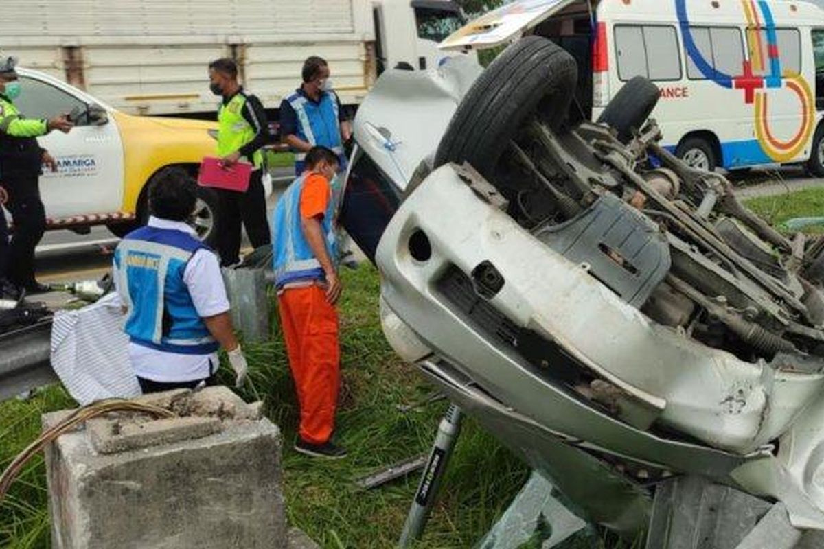 Toyota Avanza ringsek akibat kecelakaan pecah ban di KM 713+100/A, Jalan Tol Jombang-Mojokerto 