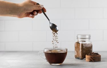Ada bahaya ketika Anda terlalu banyak menambahkan gula ke dalam kopi.