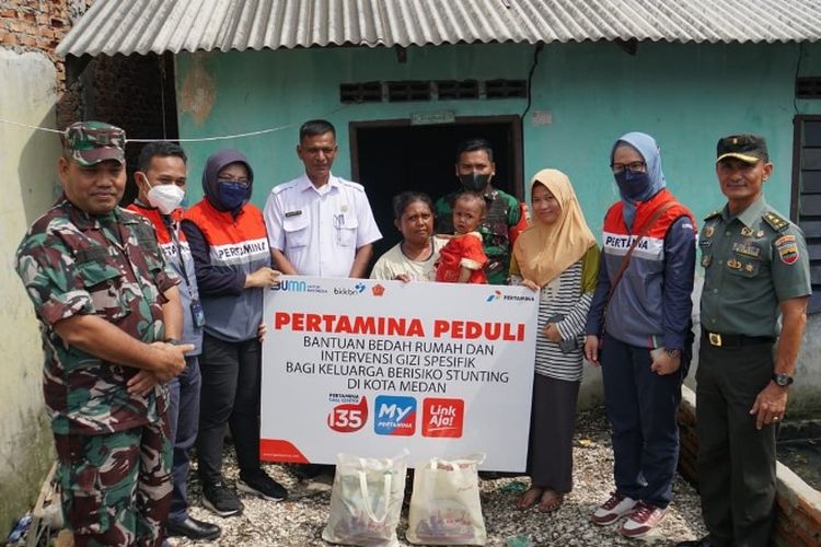 PT Pertamina (Persero) menyerahkan bantuan bedah rumah dan intervensi gizi spesifik bagi keluarga berisiko stunting secara simbolis kepada penerima bantuan di Kota Medan, Rabu (6/7/2022).