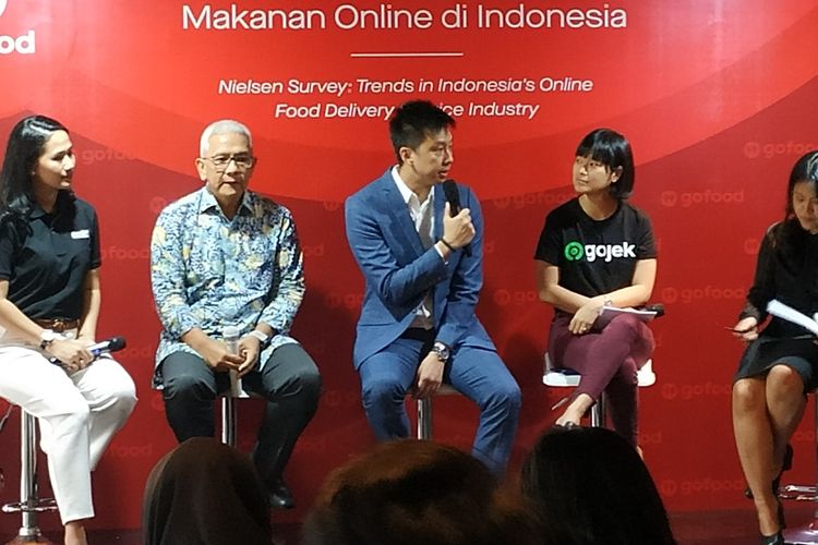 Chief Food Officer Gojek Group, Catherine Hindra Sutjahyo (kedua kanan) dan Executive Director of Consumer Insight Nielsen Singapura, Garick Kea (tengah) memberikan penjelasan dalam sebuah diskusi di Jakarta, Kamis (19/9/2019).
