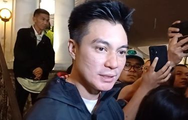 Aktor Baim Wong melayat rumah duka Hotma Sitompul di Jalan Antasari, Jakarta, Rabu (16/4/2025).