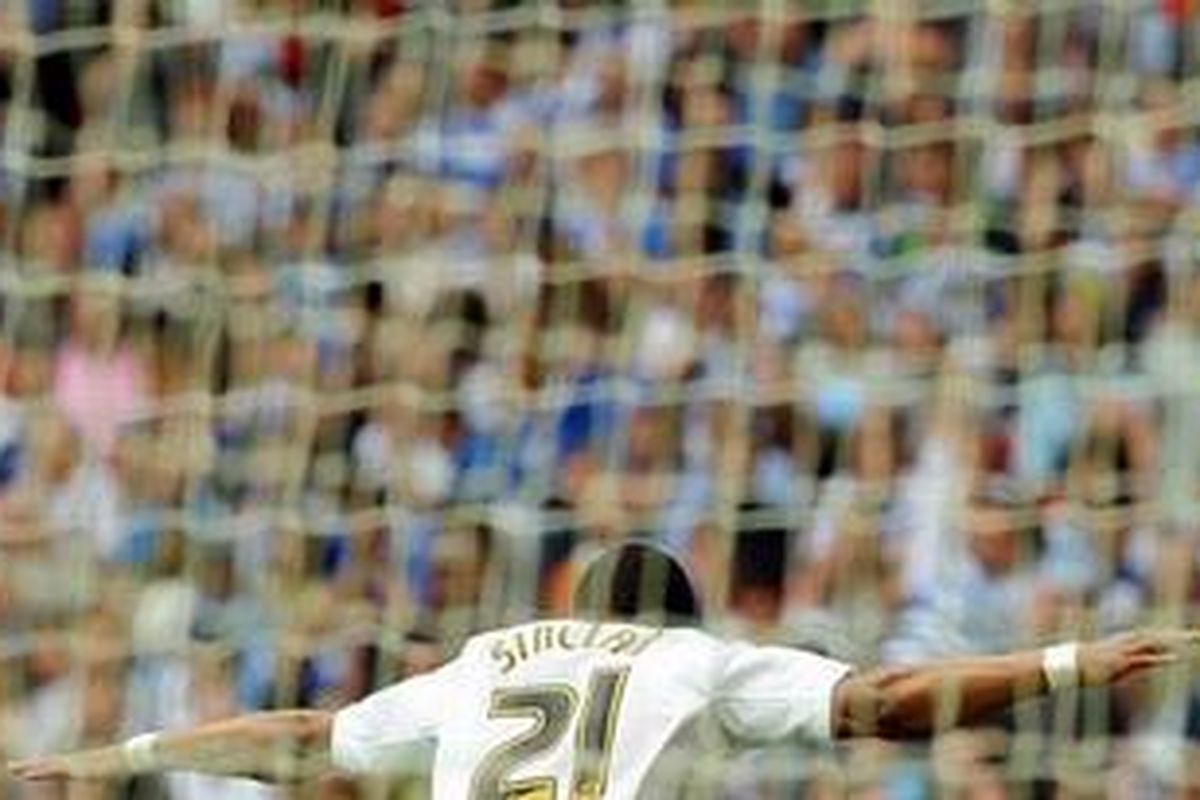 Gelandang Swansea City, Scott Sinclair, merayakan gol pertamanya (dari tiga) ke gawang Reading, pada final play-off Liga Championship, di Stadion Wembley, Senin (30/5/2011).