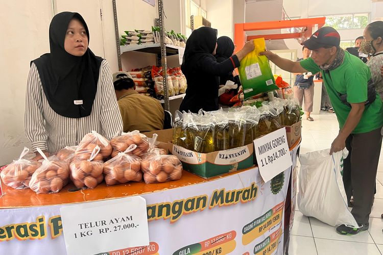 Ada Operasi Pasar di Kantor Pos, Beli Sembako Murah Harus Bawa KTP 