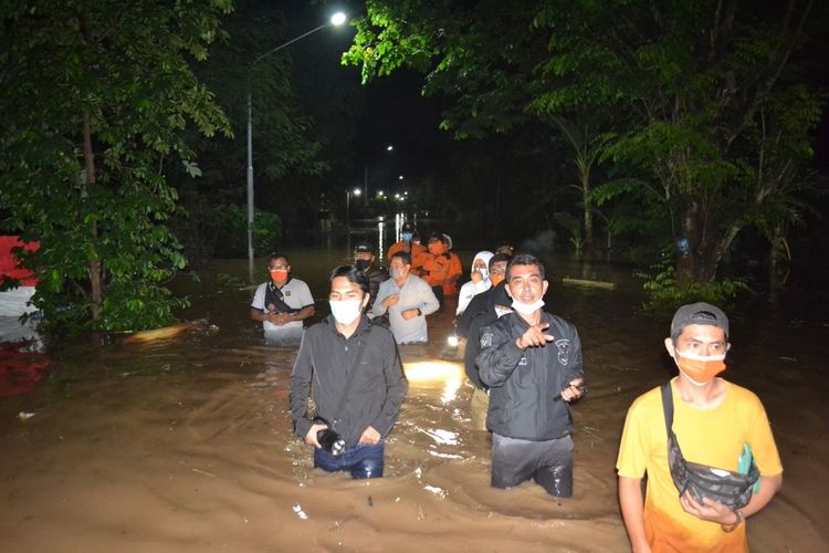 BANJIR—Bupati Madiun, Ahmad Dawami turun ke titik ruas jalan yang terendam air banjir pasca hujan deras mengguyur Kabupaten Madiun, Jawa Timur, Sabtu (5/12/2020) malam.