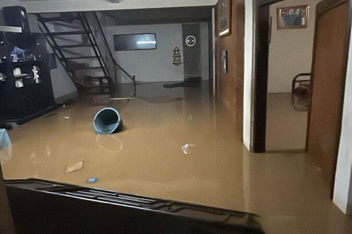 Luapan sungai Citarum setinggi 2 meter merendam rumah warga di Kecamatan Banjaran, Kabupaten Bandung, Jawa Barat, pasca diguyur hujan sejak Selasa sore