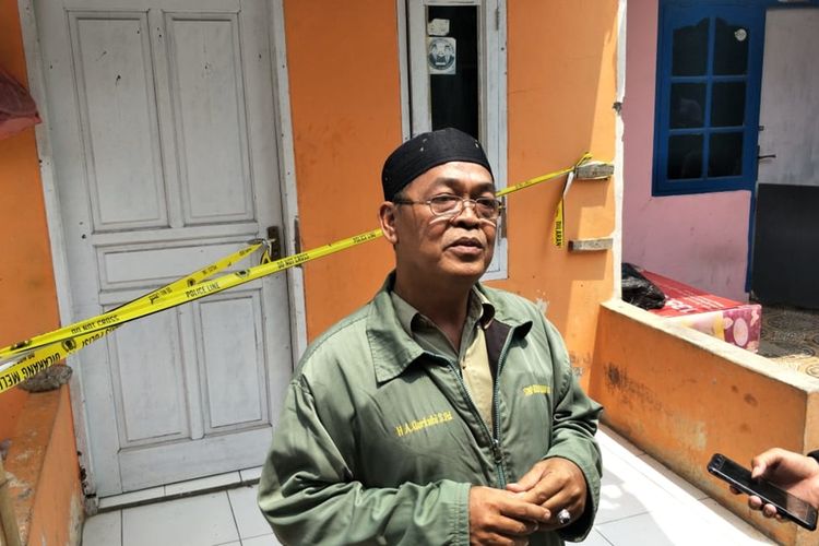 Ketua RT 02 Qurtubi kepada awak media soal penggerebekan teroris di Jalan Nirwana II, Desa Karang Satria, Kecamatan Tambun Utara, Kabupaten Bekasi, Senin (23/9/2019).