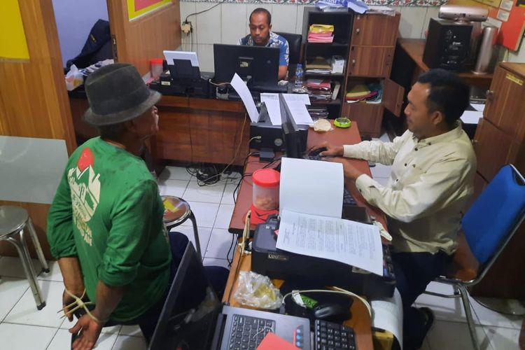 Penyidik Polsek Tuban, sedang memeriksa tersangka Sukinar (66), pelaku perkelahian yang berujung pembacokan terhadap tetangganya di Desa Sugoharjo, Kecamatan Tuban, Kabupaten Tuban, Jawa Timur, Jumat (10/11/2023).