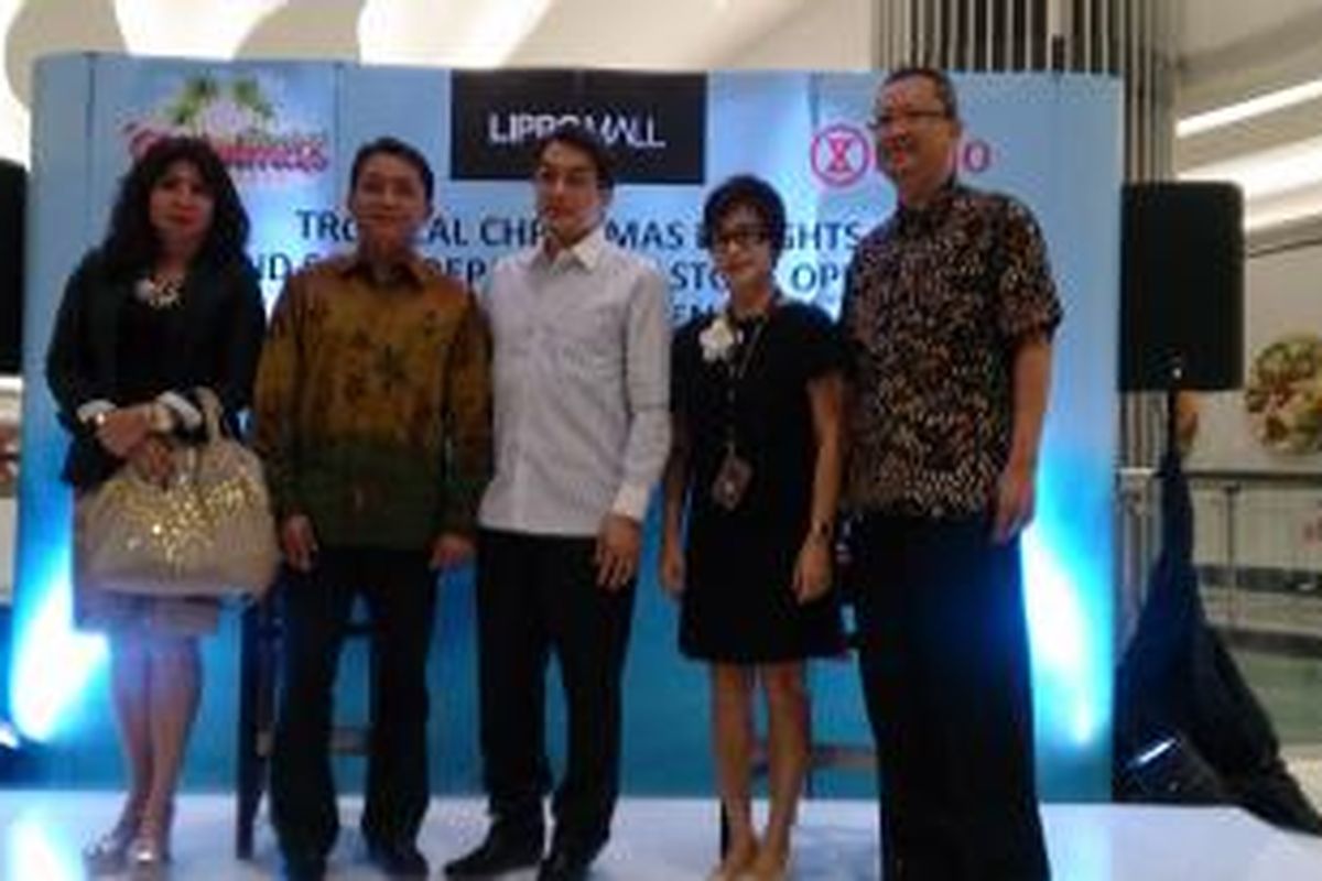 (kanan kiri) Arnolda R. Tondobala (Corporate PR, CRM&Salws Director), Edy Mumin (Executive Director Lippo Mall Indonesia), Handaka santosa (CEO Sogo Indonesia), Ibu Rita Yovita (Mall Director Lippo Mall Puri), Darwin A. Rony (Executive Director Lippo Mall Indonesia) dalam acara jumpa pers 