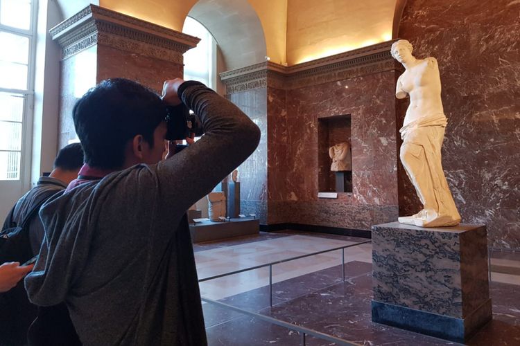 Suasana di museum Louvre, Paris sesaat sebelum peluncuran Oppo Find X, Selasa (18/6/2018).