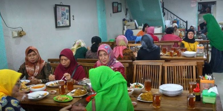 Sekelompok ibu-ibu makan di Pondok Makan Mirah 2 Seafood